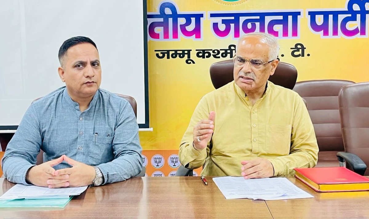 BJP4JnK's tweet photo. भाजपा जम्मू कश्मीर संगठन महामंत्री श्री @AshokKoul59 ने भाजपा मुख्यालय, जम्मू में डिजिटल लर्निंग कार्यक्रम की प्रदेश टीम एवं विधानसभा संयोजकों की बैठक की अध्यक्षता की।

बैठक में भाजपा के डिजिटल लर्निंग प्लेटफ़ॉर्म को शक्ति केंद्र एवं बूथ स्तर तक प्रभावी रूप से पहुँचाने, अधिक से अधिक कार्यकर्ताओं को इससे जोड़ने तथा कार्यक्रम को और अधिक सशक्त एवं परिणामोन्मुख बनाने की रणनीति पर विस्तृत चर्चा की गई।

इस अवसर पर जम्मू-कश्मीर भाजपा के सचिव एवं डिजिटल लर्निंग कार्यक्रम के प्रभारी पवन शर्मा भी उपस्थित रहे।
