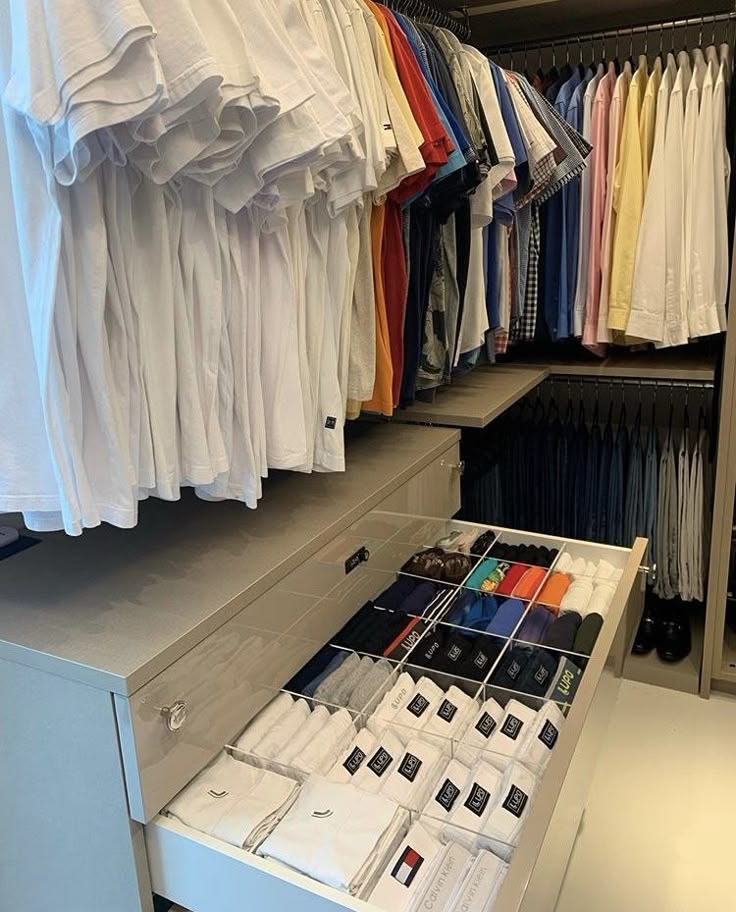Prime_Asthetic's tweet photo. Basic needs for a modern man. https://t.co/Q6PAof2gR5