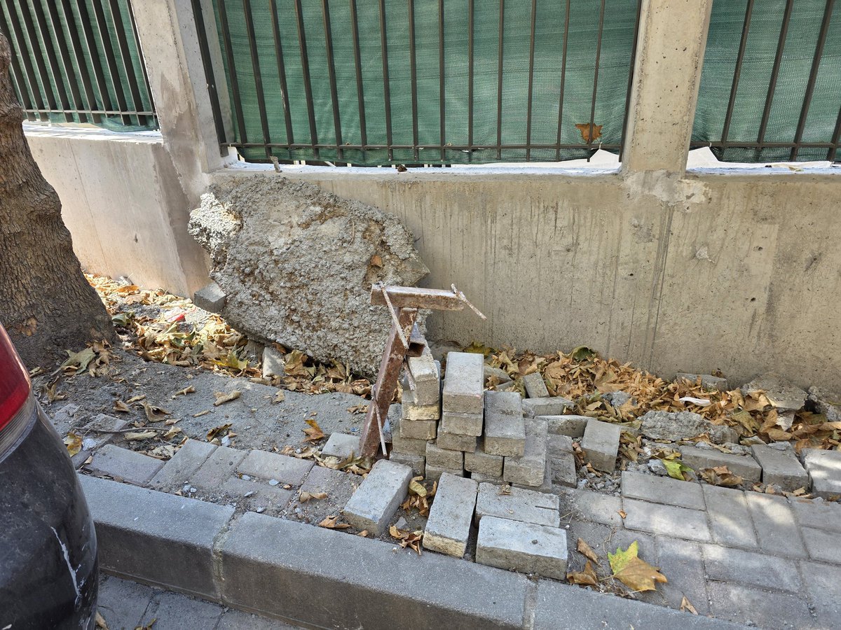 NurdanKaramann's tweet photo. Merhabalar
Perişan olan kaldırımlarımızı ilgili inşaat firması mı yeniden yapacak yoksa siz mi @BesiktasBel ??
Abbasağa Mah. Bostanüstü Dere Sok. (Milli Saraylar Lojmanları yerine yapılan devasa yapının enkazları) https://t.co/yWkdC25C9f