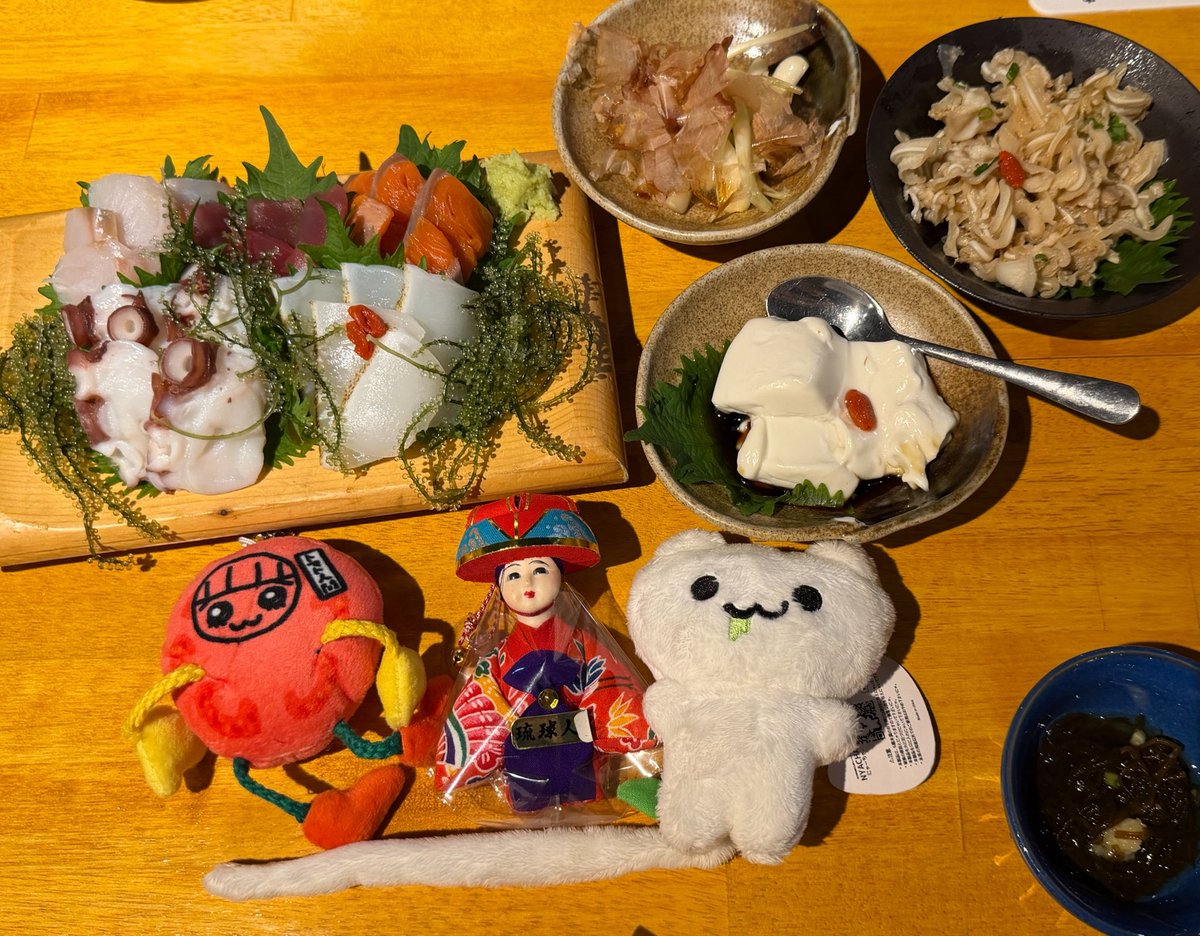 ricopin4649's tweet photo. いつもお世話になっている人間ちゃん達に南の島のお土産話とかジワッとくるお土産プレゼントしたいんだトマけど8月23日(日)のおやつくらいの時間って空いてるトマァ？

ついでにトマト人間のおたんじょー日会しないトマァ？(ˊo̶̶̷ᴗo̶̶̷`)✨️✨
いつものネコも来れるって𓃠 https://t.co/ZmXTKbTZNq