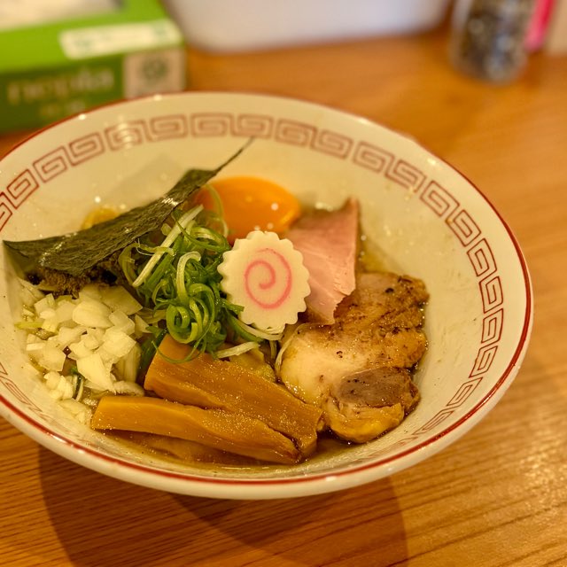 Aso56gf's tweet photo. 乙ラーメンアリスさんへ

券売機でまぜそば1,000円と
ライス小110円を購入して
カウンターへ着席
上に置いてアピールしました。

まぜそばも幅広ビロビロ麺で
戸惑いました。
黒胡椒や一味唐辛子の相性も良く
〆にライス小を丼へダイブして
大変最後まで美味しくいただきました
ごちそうさまでした https://t.co/RewJ09BmJk