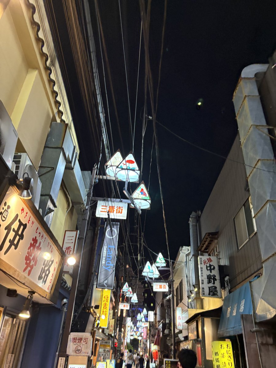 akubiga_utsuru_'s tweet photo. 初日まであと3日✌️🌟

The narrow road -中野を旅する-

いよいよ後少しで開演となります。
今日の劇場では最後の稽古をしました🏠

稽古をしながら劇場の近くのお弁当を食べたりします。
とくに、水性の目の前にある精肉店のお弁当は格別に美味しいのです🍱。

ではみなさん！
劇場でお待ちしてます🥰 https://t.co/esturmpoko