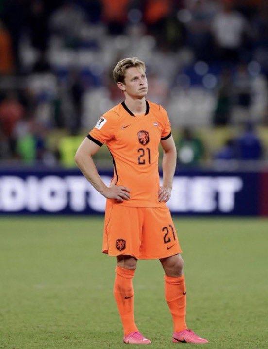 Ayoball99's tweet photo. Frenkie de Jong has returned to Barcelona with a SERIOUS knee injury.

The club is still carrying out further tests, but there are fears he could be ruled out for up to four months! 

— @marca https://t.co/VQMS8CRz2T