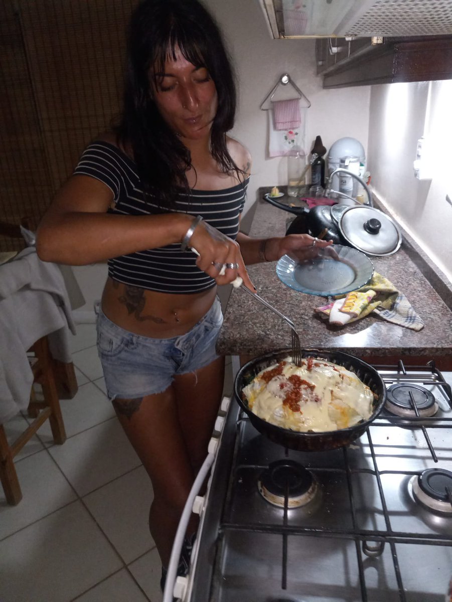Arianalolarock's tweet photo. ENSIMA LE COCINABA!!!..….
 AHORA  PARA OTRO QUE LA TIENE MAS GRANDE LA BILLETERA Y LA PIJA! ME COME DESPUÉS DE QUE COME LO QUE LE COCINE 🇦🇷🔥💅🏼🫦 https://t.co/rhTwNJjMoh
