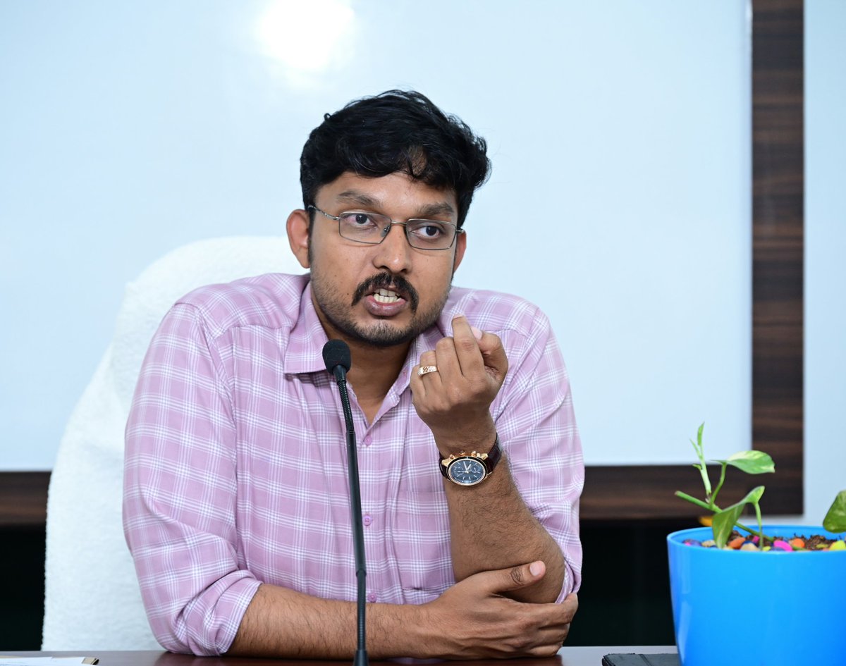 COLLECTORCTR25's tweet photo. ఎల్పీజీ సిలిండర్ల సరఫరాలో పారదర్శకత, సకాలంలో పంపిణీకి చర్యలు తీసుకోవాలి: జాయింట్ కలెక్టర్ ఆదర్శ్ రాజేంద్రన్

చిత్తూరు, జూలై 14: ఎల్పీజీ సిలిండర్ల సరఫరాలో పారదర్శకత, సకాలంలో పంపిణీకి చర్యలు తీసుకోవాలని సంబంధిత అధికారులతో జాయింట్ కలెక్టర్ ఆదర్శ్ రాజేంద్రన్

మంగళవారం జిల్లా సచివాలయంలోని జాయింట్ కలెక్టర్ సమావేశ మందిరంలో జిల్లాలోని ఎల్పీజీ సిలిండర్ డీలర్లతో జాయింట్ కలెక్టర్ ఆదర్శ్ రాజేంద్రన్ సమీక్ష సమావేశం నిర్వహించారు.

ఈ సందర్భంగా జాయింట్ కలెక్టర్ మాట్లాడుతూ వినియోగదారులకు ఎల్పీజీ సిలిండర్లు సకాలంలో, పారదర్శకంగా అందేలా డీలర్లు చర్యలు తీసుకోవాలని ఆదేశించారు. ప్రభుత్వ నిబంధనలను తప్పనిసరిగా పాటిస్తూ వినియోగదారుల నుంచి వచ్చే ఫిర్యాదులను తక్షణమే పరిష్కరించాలని సూచించారు.
సిలిండర్ల సరఫరా, నిల్వలు, పంపిణీ విధానం, భద్రతా ప్రమాణాల అమలుపై సమీక్ష నిర్వహించిన ఆయన, సేవల నాణ్యతను మరింత మెరుగుపరచడంతో పాటు వినియోగదారులకు ఎలాంటి అసౌకర్యం కలగకుండా చర్యలు చేపట్టాలని ఆదేశించారు.

ఈ సమావేశంలో డి.ఎస్.ఓ  సంబంధిత శాఖ అధికారులు, జిల్లాలోని ఎల్పీజీ డీలర్లు పాల్గొన్నారు.
