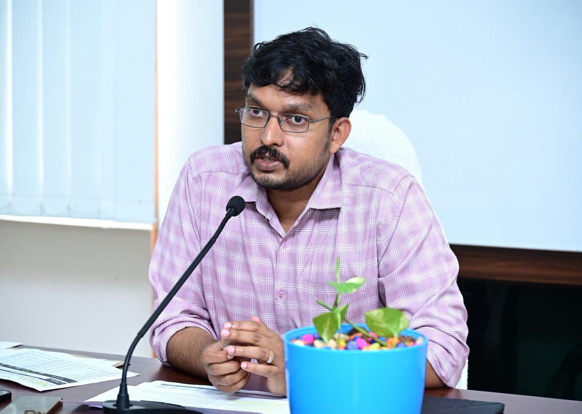 COLLECTORCTR25's tweet photo. ఎల్పీజీ సిలిండర్ల సరఫరాలో పారదర్శకత, సకాలంలో పంపిణీకి చర్యలు తీసుకోవాలి: జాయింట్ కలెక్టర్ ఆదర్శ్ రాజేంద్రన్

చిత్తూరు, జూలై 14: ఎల్పీజీ సిలిండర్ల సరఫరాలో పారదర్శకత, సకాలంలో పంపిణీకి చర్యలు తీసుకోవాలని సంబంధిత అధికారులతో జాయింట్ కలెక్టర్ ఆదర్శ్ రాజేంద్రన్

మంగళవారం జిల్లా సచివాలయంలోని జాయింట్ కలెక్టర్ సమావేశ మందిరంలో జిల్లాలోని ఎల్పీజీ సిలిండర్ డీలర్లతో జాయింట్ కలెక్టర్ ఆదర్శ్ రాజేంద్రన్ సమీక్ష సమావేశం నిర్వహించారు.

ఈ సందర్భంగా జాయింట్ కలెక్టర్ మాట్లాడుతూ వినియోగదారులకు ఎల్పీజీ సిలిండర్లు సకాలంలో, పారదర్శకంగా అందేలా డీలర్లు చర్యలు తీసుకోవాలని ఆదేశించారు. ప్రభుత్వ నిబంధనలను తప్పనిసరిగా పాటిస్తూ వినియోగదారుల నుంచి వచ్చే ఫిర్యాదులను తక్షణమే పరిష్కరించాలని సూచించారు.
సిలిండర్ల సరఫరా, నిల్వలు, పంపిణీ విధానం, భద్రతా ప్రమాణాల అమలుపై సమీక్ష నిర్వహించిన ఆయన, సేవల నాణ్యతను మరింత మెరుగుపరచడంతో పాటు వినియోగదారులకు ఎలాంటి అసౌకర్యం కలగకుండా చర్యలు చేపట్టాలని ఆదేశించారు.

ఈ సమావేశంలో డి.ఎస్.ఓ  సంబంధిత శాఖ అధికారులు, జిల్లాలోని ఎల్పీజీ డీలర్లు పాల్గొన్నారు.
