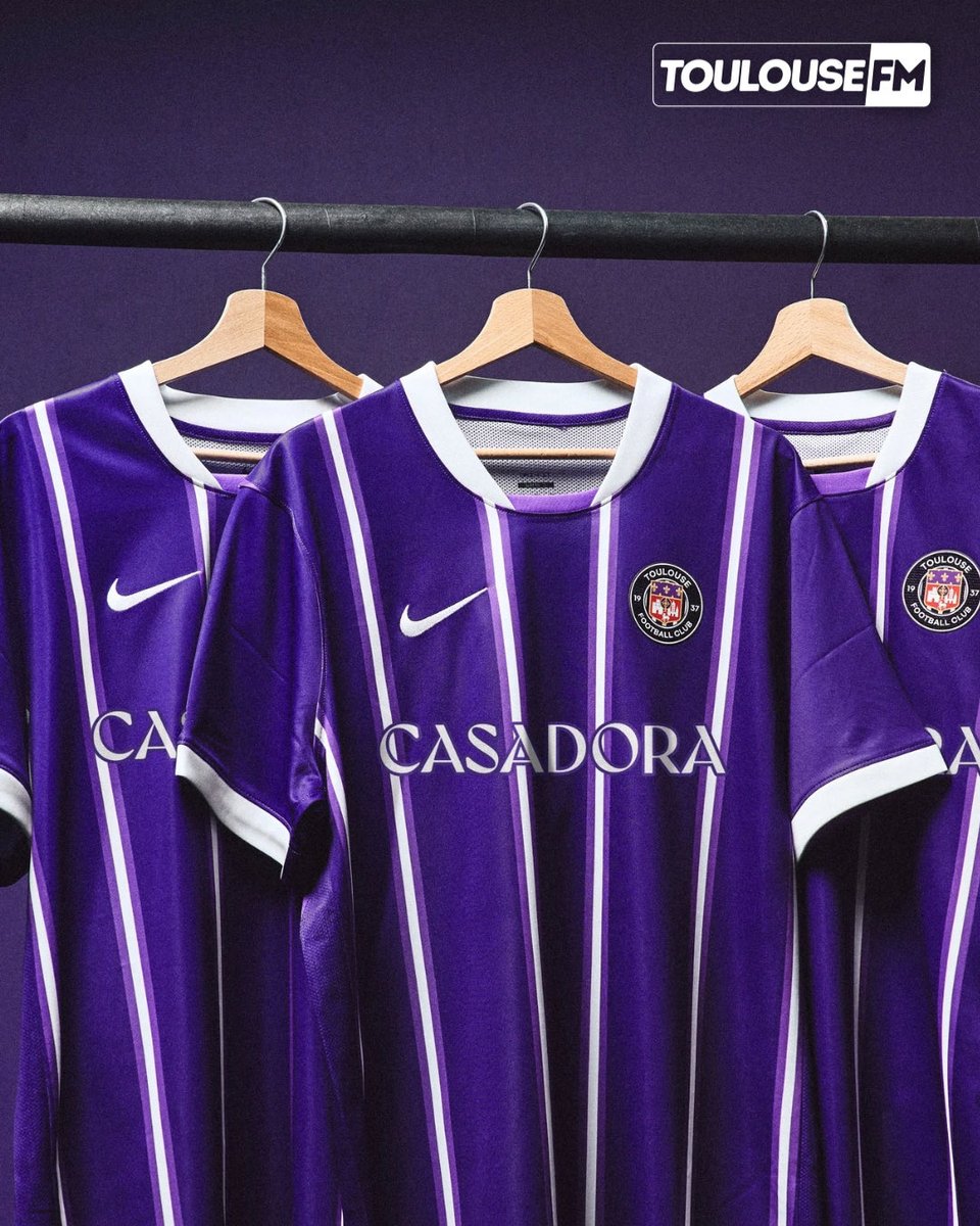 ToulouseFM's tweet photo. Le @ToulouseFC dévoile son nouveau maillot domicile 26/27 😈 Et aussi le maillot « COPA » 💜 une réédition de 1982-1983 🫶
Dispos dès ce soir à la boutique du Stadium sur la fan zone 🔥
Restez bien à l’écoute de Toulouse FM dès demain 🤫🎁

#TFC #TéFéCé #Toulouse #Foot #Ligue1 https://t.co/IZcREvEBJc