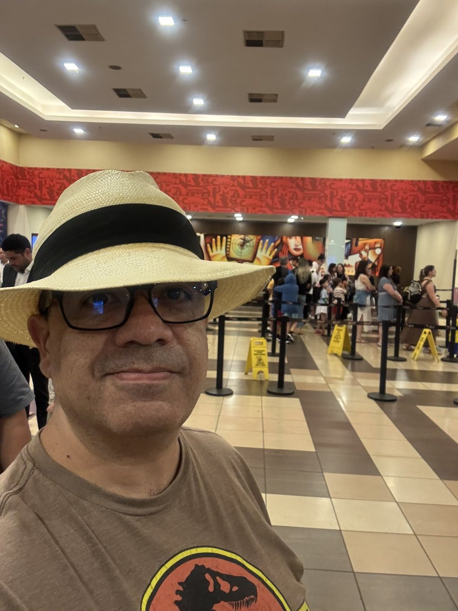 jedithiago's tweet photo. Primeiro fato: Adoro usar chapéu! Se não fosse tão caro eu teria vários!
Segundo Fato: Como é bom ver cinema lotado! Meu trabalho é  justamente esse… https://t.co/fDG5MLa7RY
