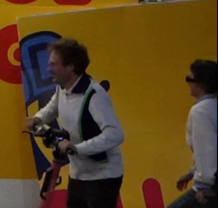 skeppare_ronny's tweet photo. Hjälp till att identifiera dessa två en kvinna o en man de rev ner SD affischer i Henriksdal Stockholm 2026-07-10 https://t.co/BhL4liFfCK