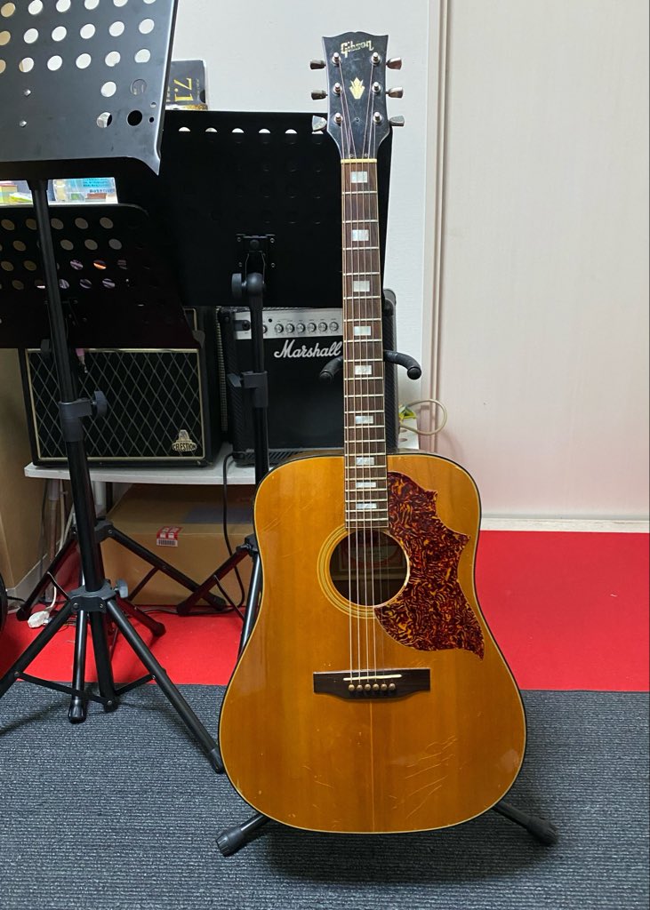 iNya_Shiki's tweet photo. 今夜は #柴田ヒロキ 先生(@ounryhedo)のギターレッスンでした!
お借りしたギブソンの音が良くて感激しながら弾いてました🎵
今夜は再び基礎へ立ち戻って音楽理論も教えていただき、基礎練をさらにしっかりやらせていただけたので家でも地道に頑張ります🎸
#OngO
#OngOMusicSchool
#ギターレッスン https://t.co/DkmIwghuyB