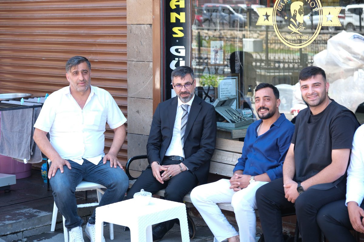 Ntanglay's tweet photo. Bitlis merkezde vatandaşlarımız ve esnafımızla bir araya gelerek hasbihal ettik.

Talep ve önerileri dinleyip, hizmetlerimiz üzerine karşılıklı görüş alışverişinde bulunduk.

Vatandaşlarımıza en iyi hizmeti sunmak için tüm imkânlarımızla çalışmaya devam edeceğiz.

Şerefiye Camii’nde yaz tatilini Kur’an-ı Kerim öğrenerek değerlendiren evlatlarımızı da ziyaret ettim. Rabbim zihin açıklığı versin, ilimlerini ve gayretlerini bereketli eylesin.