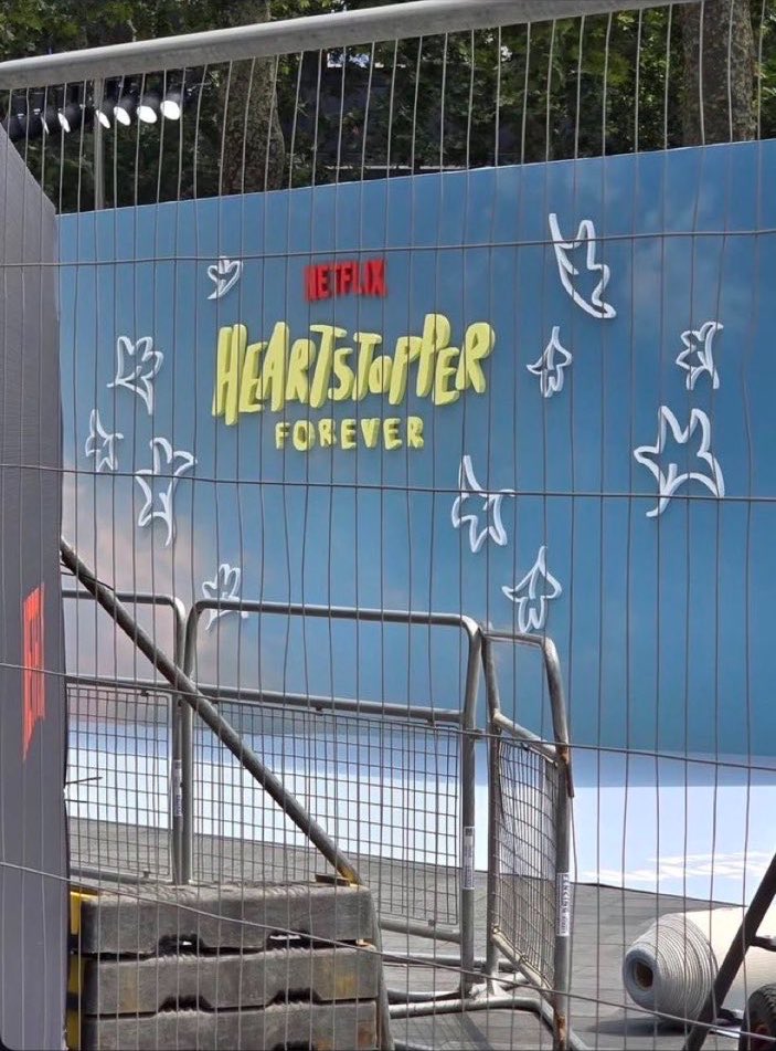 heartstbrasil's tweet photo. PERFEITO! Foto da première de Heartstopper Forever sendo montada. 🥹 https://t.co/jSqE3ALO4Y