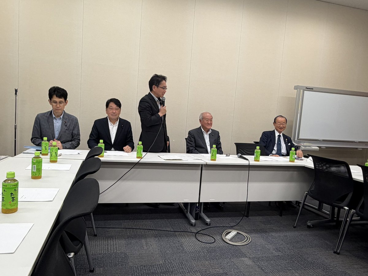 iharayutaka1983's tweet photo. 7/14
朝8時から
・AI時代を生きる人間力育成PT
・環境委員会
・本会議(法案採決)
・リニアコライダー推進議連
・資源フル活用国会議連
・新人研修(麻生副総裁)
と出席

リニアコライダーは10年以上前から話がありますが、そこから進捗は今ひとつの印象でした。円形ではなく直線系加速器なので、違った物理現象を解明できるものの費用が高額すぎることが難しいです。国会で、様々な科学技術テーマに触れてきておりますが、それぞれのテーマで予算不足であり、そして基礎科学に投じている予算全体も日本は少ないのですが、一方でとにかく予算を増やせるわけでもなく、だからこそ予算総額の積み上げはしつつ、領域の取捨選択は仕方ないものだと考えています。その中で日本が未来の科学に貢献できる分野や、世界においての成長分野に投資していくべきでしょう

麻生先生のお話は多岐に渡り、またそれぞれにユーモアもあって、多くのことを学ばせていただきました。中でも、まず代議士になって何をしたいか？地域を良くしたいと思った、というお話があり、私自身、地元に戻った時の原点につながった、、、と感じました
12年前の人生の転機の時、”さいたま新都心”というまちづくりの始まりや、その後、都市計画がうまく動いていかない姿を見ていて、また新たなまちづくりを進めない限り、自分の地元が成長していかない危機感を感じていました。まだ埼玉5区で選出していただいて5ヶ月で、大きなことは言えないけども、先人の方々が作られた大宮・さいたま新都心という東日本の玄関口を少しでも動かしていくことが当面の目標です。そのために、、、時間のある限り、地元で想いを伝えていこうと思いました
#さいたま市
#自民党