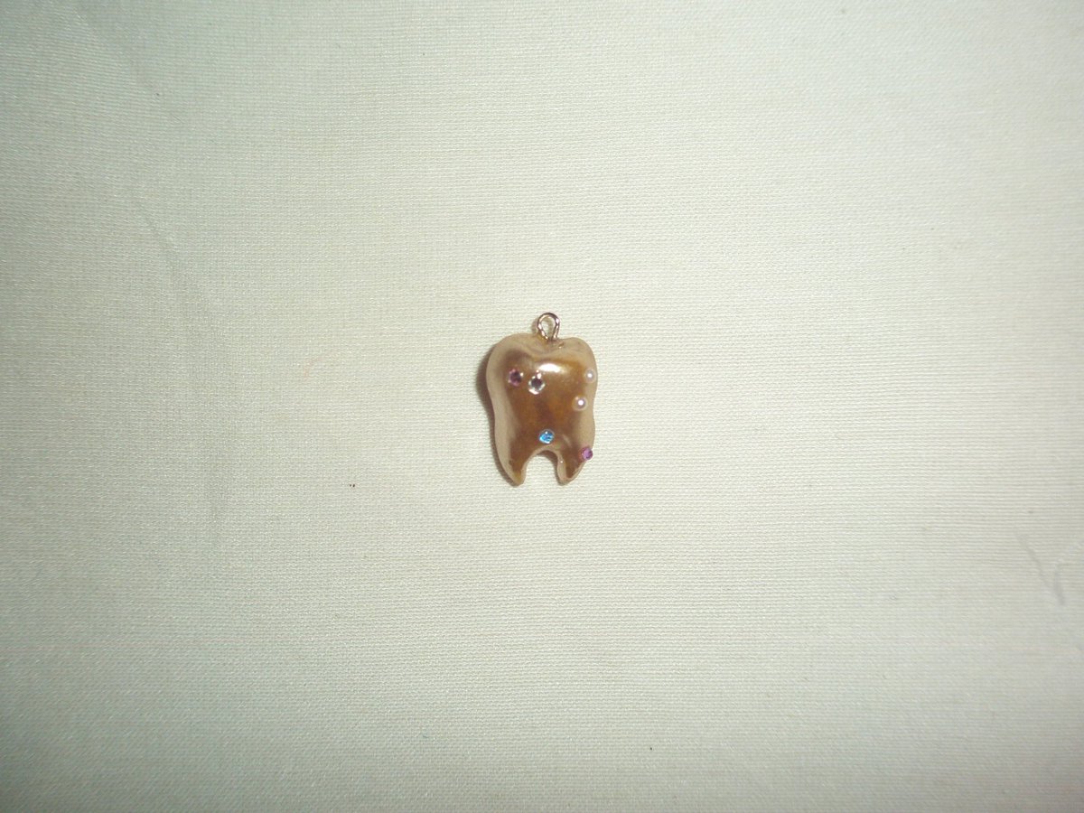 kitschcupid's tweet photo. hii i made this 😅 from clay

#toothgem https://t.co/PjIZi3Bz9L