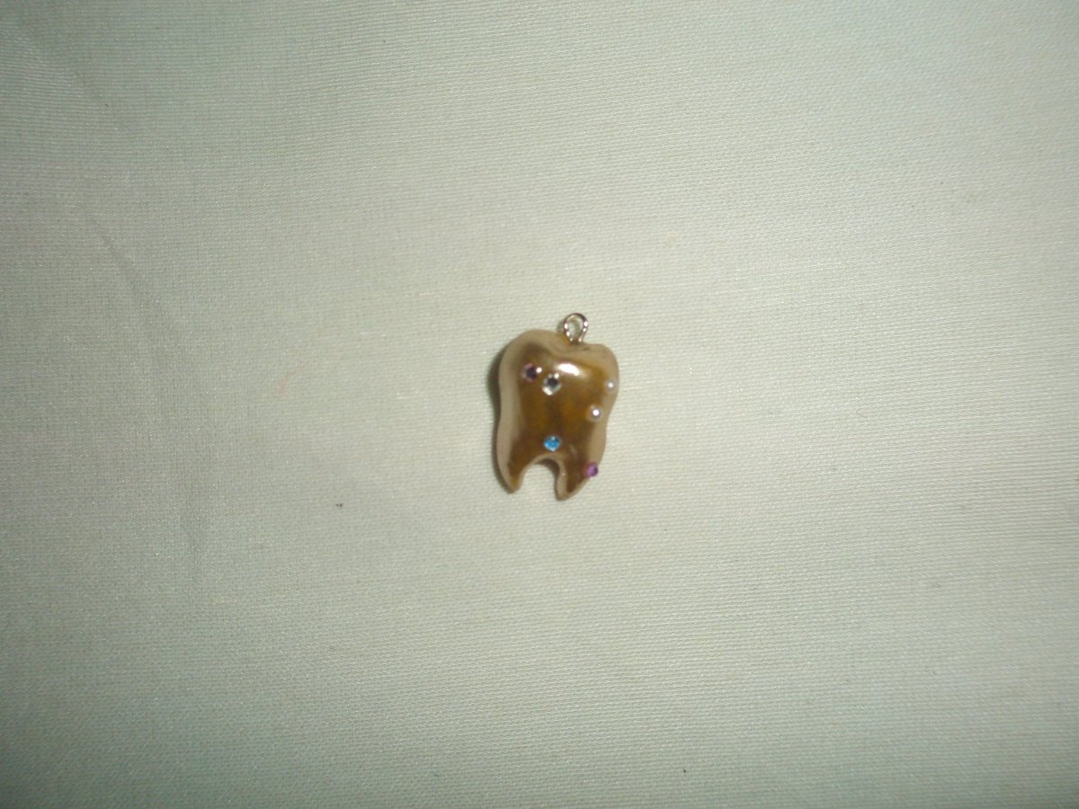 kitschcupid's tweet photo. hii i made this 😅 from clay

#toothgem https://t.co/PjIZi3Bz9L
