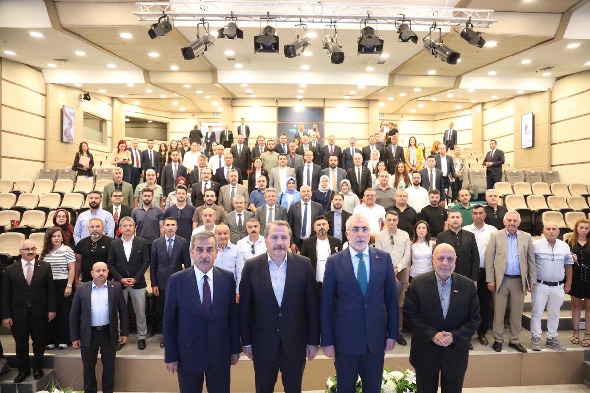 OnderKahveci's tweet photo. Çalışma ve Sosyal Güvenlik Bakanlığı tarafından düzenlenen “15 Temmuz Hain Darbe Girişimine Karşı Emekçilerin Mücadelesi” paneline, konfederasyon genel başkanlarıyla birlikte panelist olarak katılarak, Türkiye Kamu-Sen’in o karanlık gecede ortaya koyduğu ilkeli duruşu ve yaşanan sürece ilişkin değerlendirmelerimizi paylaştık.

Türkiye Kamu-Sen, dün olduğu gibi bugün de milletimizin istikbalini, devletimizin bekasını ve demokrasimizi hedef alan her türlü vesayet girişiminin karşısındadır. 

28 Şubat’ta “Kesintisiz Demokrasi” diyen, 15 Temmuz’da da milletimizin yanında saf tutan konfederasyonumuz, “Bizim İlkemiz Önce Ülkemiz” sloganımızda ifade ettiğimiz gibi her daim milletimizin ve devletimizin yanında olmaya kararlılıkla devam edecektir.

15 Temmuz Demokrasi ve Millî Birlik Günü vesilesiyle gerçekleştirilen bu anlamlı programa öncülük eden Çalışma ve Sosyal Güvenlik Bakanı Sayın Prof. Dr. Vedat Işıkhan’a ve emeği geçen herkese teşekkür ediyorum.

Birliğimiz daim olsun. 🇹🇷