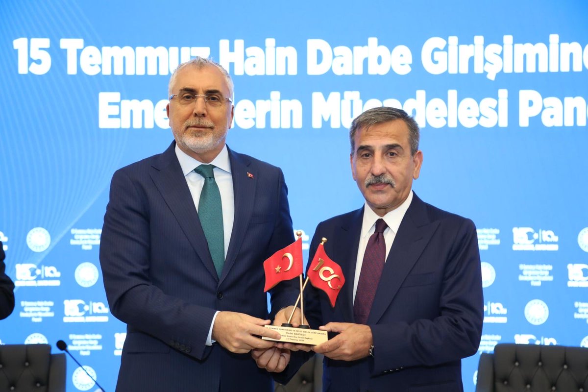OnderKahveci's tweet photo. Çalışma ve Sosyal Güvenlik Bakanlığı tarafından düzenlenen “15 Temmuz Hain Darbe Girişimine Karşı Emekçilerin Mücadelesi” paneline, konfederasyon genel başkanlarıyla birlikte panelist olarak katılarak, Türkiye Kamu-Sen’in o karanlık gecede ortaya koyduğu ilkeli duruşu ve yaşanan sürece ilişkin değerlendirmelerimizi paylaştık.

Türkiye Kamu-Sen, dün olduğu gibi bugün de milletimizin istikbalini, devletimizin bekasını ve demokrasimizi hedef alan her türlü vesayet girişiminin karşısındadır. 

28 Şubat’ta “Kesintisiz Demokrasi” diyen, 15 Temmuz’da da milletimizin yanında saf tutan konfederasyonumuz, “Bizim İlkemiz Önce Ülkemiz” sloganımızda ifade ettiğimiz gibi her daim milletimizin ve devletimizin yanında olmaya kararlılıkla devam edecektir.

15 Temmuz Demokrasi ve Millî Birlik Günü vesilesiyle gerçekleştirilen bu anlamlı programa öncülük eden Çalışma ve Sosyal Güvenlik Bakanı Sayın Prof. Dr. Vedat Işıkhan’a ve emeği geçen herkese teşekkür ediyorum.

Birliğimiz daim olsun. 🇹🇷