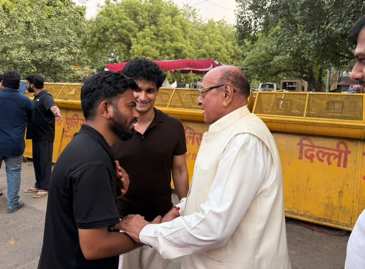 Cockroachisback's tweet photo. Former CM of Gujarat Shankersinh Vaghela ji visited Jantar Mantar to express solidarity with Sonam Wangchuk sir and the CJP protesters. https://t.co/PZMqyYt5MM