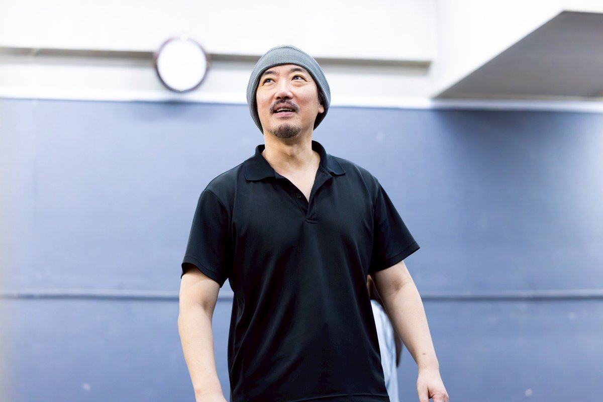 0727yanase's tweet photo. 実在された方のドラマティックな人生を演劇ならではの手法で語る、愛情や希望を感じられる前向きな作品だと思います
作品を彩る音楽やダンスは華やかでエネルギッシュ
挨拶の言葉「ナマステ」は、貴方（Te）に敬意を示す（Namas）という意味だそうですよ
稽古もいよいよ終盤戦、頑張ります！
#ナマステ https://t.co/fgLQxzUV5R
