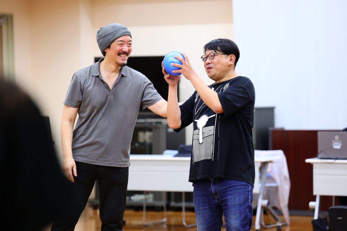 0727yanase's tweet photo. 実在された方のドラマティックな人生を演劇ならではの手法で語る、愛情や希望を感じられる前向きな作品だと思います
作品を彩る音楽やダンスは華やかでエネルギッシュ
挨拶の言葉「ナマステ」は、貴方（Te）に敬意を示す（Namas）という意味だそうですよ
稽古もいよいよ終盤戦、頑張ります！
#ナマステ https://t.co/fgLQxzUV5R