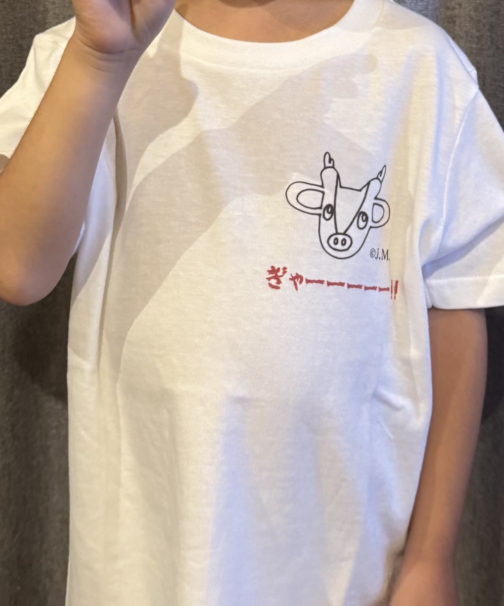onjukugibierlab's tweet photo. 【お願いがあります】

実は、どうしても皆さんにお願いしたいことがあります。

このキョンのイラストは、息子がもっと小さい頃に描いたものです。

そのイラストがとても気に入って、Tシャツとマグカップを制作しました。

イベントなどで販売してきましたが、まだたくさん在庫が残っています。

正直、このまま箱の中に眠らせてしまうのはとても寂しいです。

もし「かわいい！」「着てみたい！」「使ってみたい！」と思ってくださる方がいらっしゃいましたら、ぜひお迎えしていただけると嬉しいです。

今回、通販での販売も開始しました。

👕 キョンTシャツ
・税込 3,800円
・白・黒
・S・M・Lサイズ（それ以外のサイズもご要望があれば作成できます)

☕ キョンマグカップ
• 税込2,800円
• 白

発送をご希望の場合は、送料・振込手数料のご負担をお願いいたします。

ご購入希望の方はDMまたはコメントでお気軽にご連絡ください。

リポスト・シェアだけでも本当に励みになります。

どうぞよろしくお願いいたします🙇

#オンジュクジビエラボラトリー
#キョン
#Tシャツ
#マグカップ
#応援お願いします