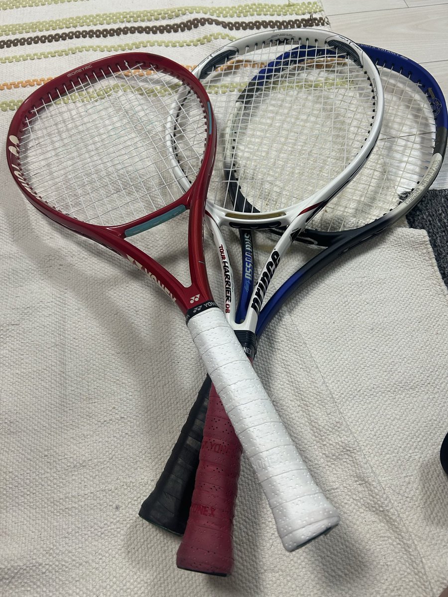 kandnpapananoda's tweet photo. ラケットを20年ぶりにヨネックスのVCORE100に新調しました
購入理由は赤色好きのと言う事もあり一目惚れで買ってしまいました(お店の人にも相談もしていますけどね)
早速コートへ
前のラケットより重くなり面も小さくなったにも関わらずドライブが打ち易く気持ち良かった
#ヨネックス
#VCORE100 https://t.co/0a3qYxiwcv