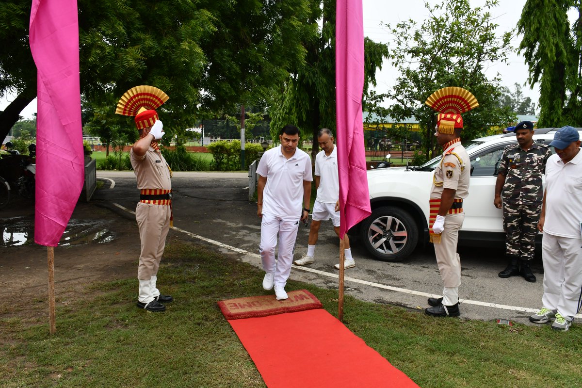 SSBSHQGKP's tweet photo. बैडमिंटन प्रतियोगिता का शुभारंभ  खेल और अनुशासन का संगम 
क्षेत्रक मुख्यालय गोरखपुर एवं इसके अंतर्गत आने वाली वाहिनियों की अंतर-वाहिनी बैडमिंटन प्रतियोगिता का शानदार आगाज़ हुआ।इस प्रतियोगिता का शुभारंभ मुख्य अतिथि श्री दीपक बरनवाल, उप महानिरीक्षक  महोदय के कर-कमलों द्वारा किया गया https://t.co/GwOa4af7z4