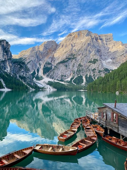 BarirahQueen's tweet photo. Lago di Braies Italy 🇮🇹 https://t.co/XyWw8bSo2u