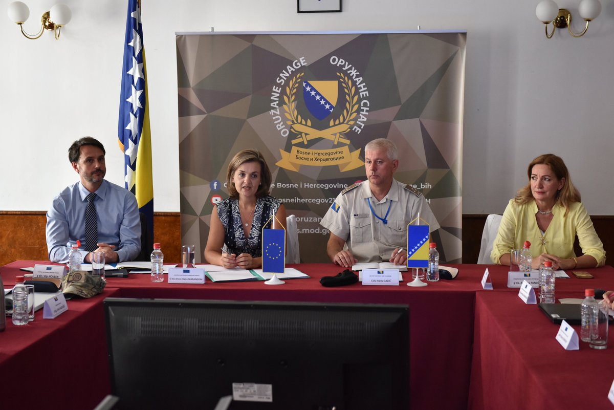 EUSec_Defence's tweet photo. Mission completed! Launching the implementation of the 3rd #EuropeanPeaceFacility support package for the Armed Forces of Bosnia and Herzegovina 🇧🇦.
Work continues on 🇪🇺🇧🇦 cooperation to deliver security and resilience in the #WesternBalkans.
#EUsecurity #EUdefence https://t.co/JXYW3MqOb0