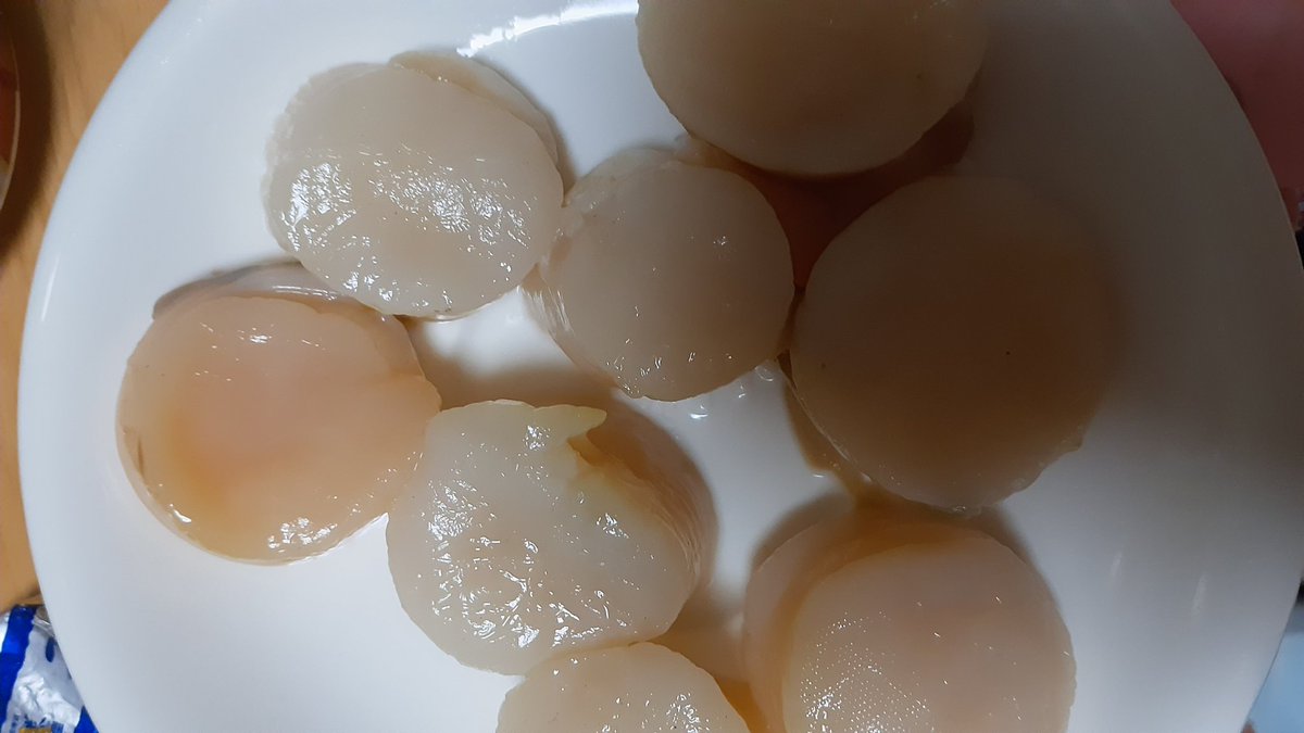 prettyujin414's tweet photo. なとわ恵山で買った函館真昆布本舗の函館がごめ昆布しょうゆ開封！ほたてのお刺身を食べます。ほたては切らないで丸まんま。 https://t.co/ywmNLzObL3