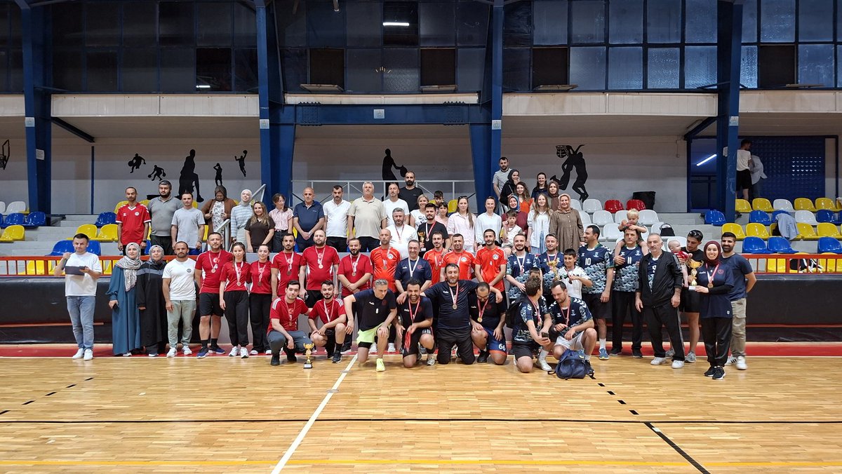 subusbf's tweet photo. Akyazı Kaymakamlığı, Akyazı Belediyesi ve Akyazı İlçe Spor Müdürlüğü tarafından kurumlar arasındaki iş birliğini güçlendirmek ve sporun birleştirici gücünü sahaya yansıtmak amacıyla düzenlenen Kurumlar Arası Voleybol Turnuvası, heyecan dolu final karşılaşmalarıyla sona erdi. https://t.co/sW7NTvpHlV