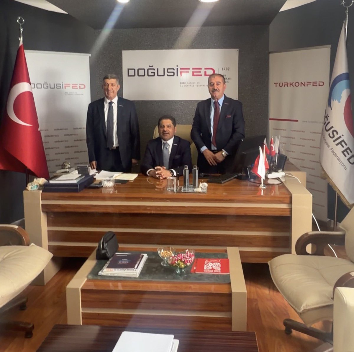dogusifed_'s tweet photo. @turkonfed Yönetim Kurulu Başkanı Sayın @Ssonmez01 ve beraberindeki heyet, #DOĞUSİFED'i ziyaret etti. Doğusifed merkezinde gerçekleşen ziyarette, Van’ın önemli iş insanları ile bir araya gelindi ve fikir alışverişinde bulunuldu. @suatciftci89 @MuslumErbayy @Feridun_IRAK https://t.co/5CvpN1ztKf