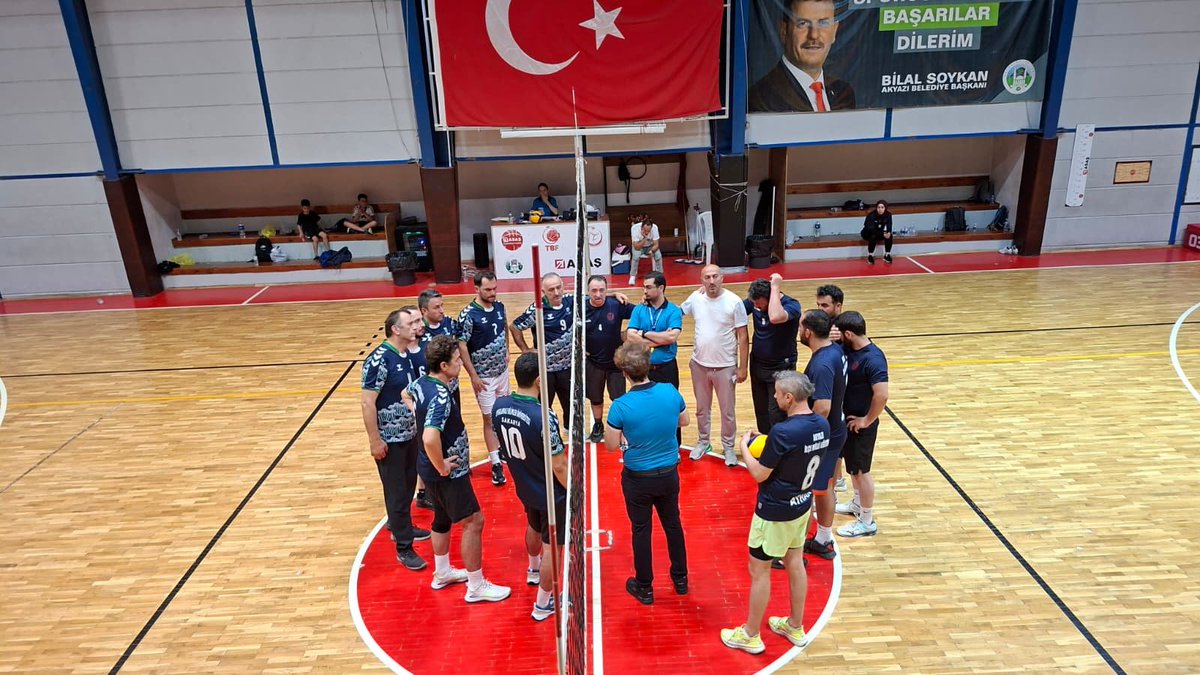 subusbf's tweet photo. Akyazı Kaymakamlığı, Akyazı Belediyesi ve Akyazı İlçe Spor Müdürlüğü tarafından kurumlar arasındaki iş birliğini güçlendirmek ve sporun birleştirici gücünü sahaya yansıtmak amacıyla düzenlenen Kurumlar Arası Voleybol Turnuvası, heyecan dolu final karşılaşmalarıyla sona erdi. https://t.co/sW7NTvpHlV