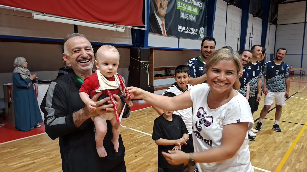 subusbf's tweet photo. Akyazı Kaymakamlığı, Akyazı Belediyesi ve Akyazı İlçe Spor Müdürlüğü tarafından kurumlar arasındaki iş birliğini güçlendirmek ve sporun birleştirici gücünü sahaya yansıtmak amacıyla düzenlenen Kurumlar Arası Voleybol Turnuvası, heyecan dolu final karşılaşmalarıyla sona erdi. https://t.co/sW7NTvpHlV