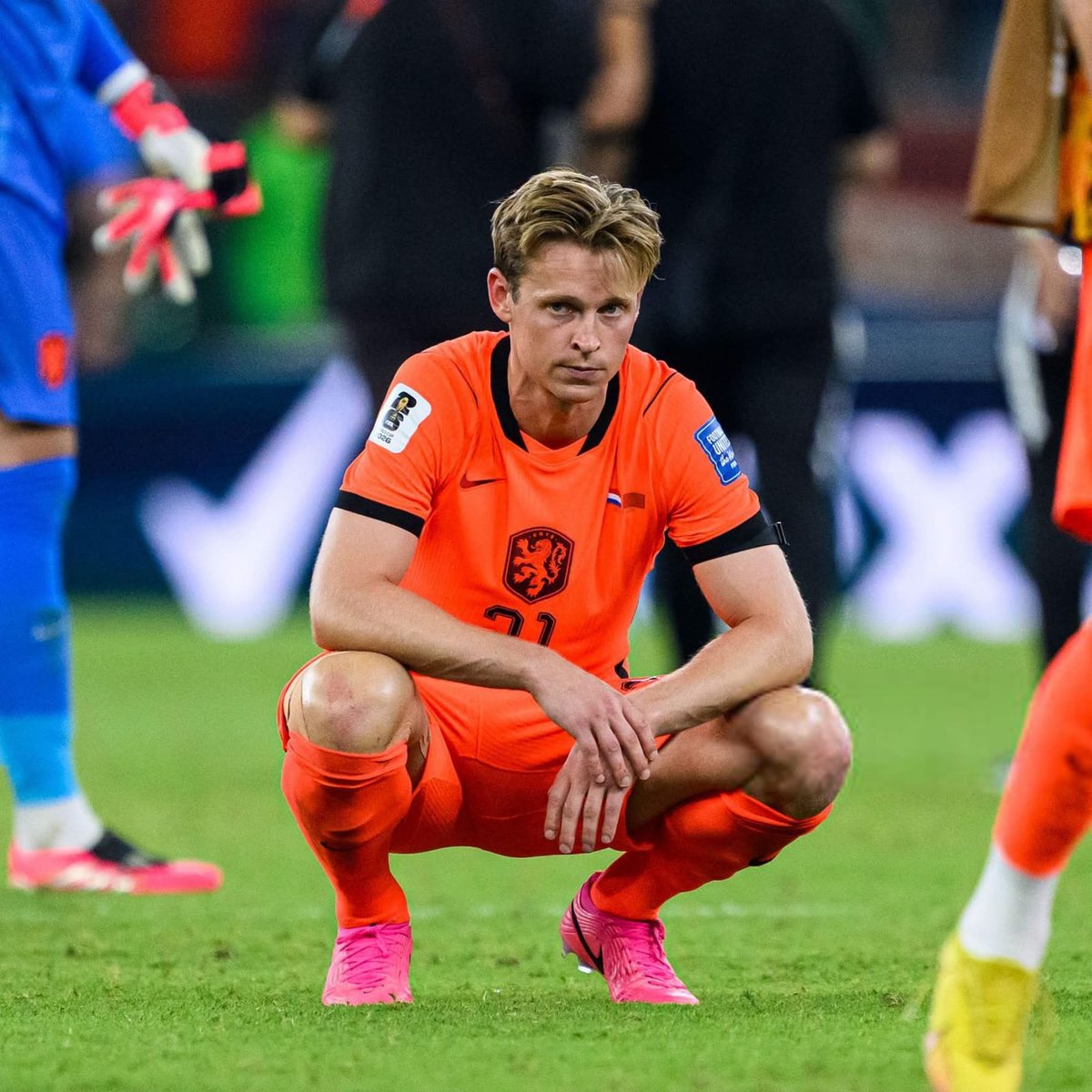 FRBarca_'s tweet photo. 🚨 Frenkie de Jong est de retour à Barcelone avec une blessure au genou. Il pourrait être indisponible jusqu'à 4 mois.

🏥 Le club craint fortement que De Jong ne souffre d'une blessure grave susceptible de l'éloigner des terrains pendant une période allant jusqu'à quatre mois.

🩺 Aucun diagnostic définitif n'a encore été établi.

🔍 Le joueur va passer des examens médicaux complémentaires.

[MARCA]