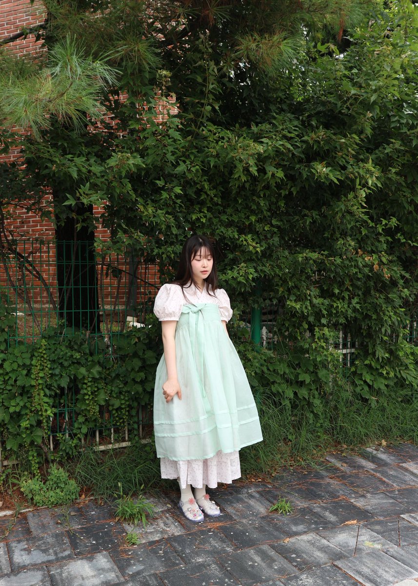 Retromance1's tweet photo. 방령깃 원피스는 다양한 목걸이와 잘 어울려
취향에 맞게 여러 분위기로 코디하실 수 있어요!
이번에는 펀칭 레이스와 화이트 리본 디테일까지 더해졌습니다.🤍
이번 시즌도 예쁜 아이들 가득 준비했어요.
목요일에 만나요 공주님들!💗

https://t.co/FZigwTlILs https://t.co/K29yWPIxeP
