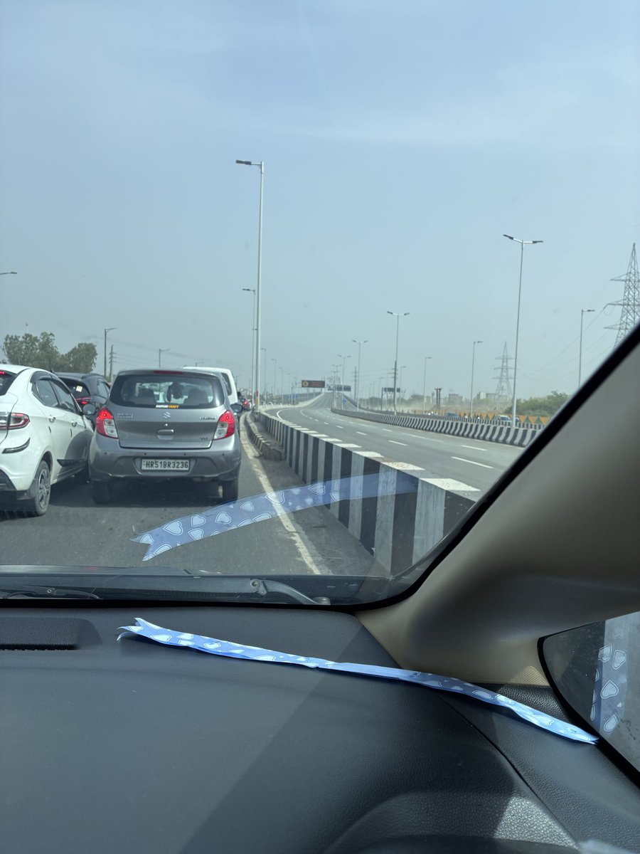 Decaprio3's tweet photo. Thousands of commuters r battling intense gridlock on the KMP Expressway towards Kalindi Kunj everyday. Yesterday morning it took 1:40hrs to complete 9km
The new flyover is ready to use—can we please prioritize public convenience over a ribbon-cutting ceremony and open it up? 🙏 https://t.co/ag2fpH0ei5