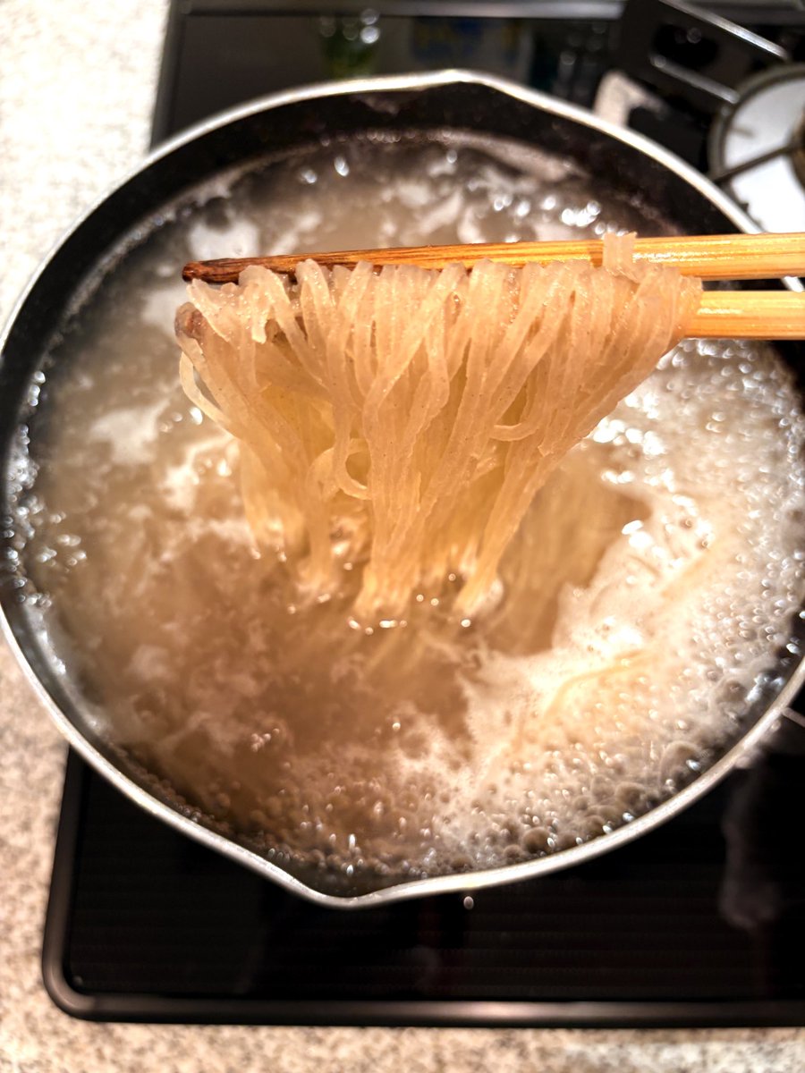 GourmetCast's tweet photo. カルディで159円の「きねうち冷麺」。50秒サッと茹でて、冷水でキュッと締めれば、つるつる＆モチッとした食感の冷麺が自宅で手軽に楽しめる😋

159円でこの満足感、かなり優秀。 https://t.co/HkY1Zmnpwh