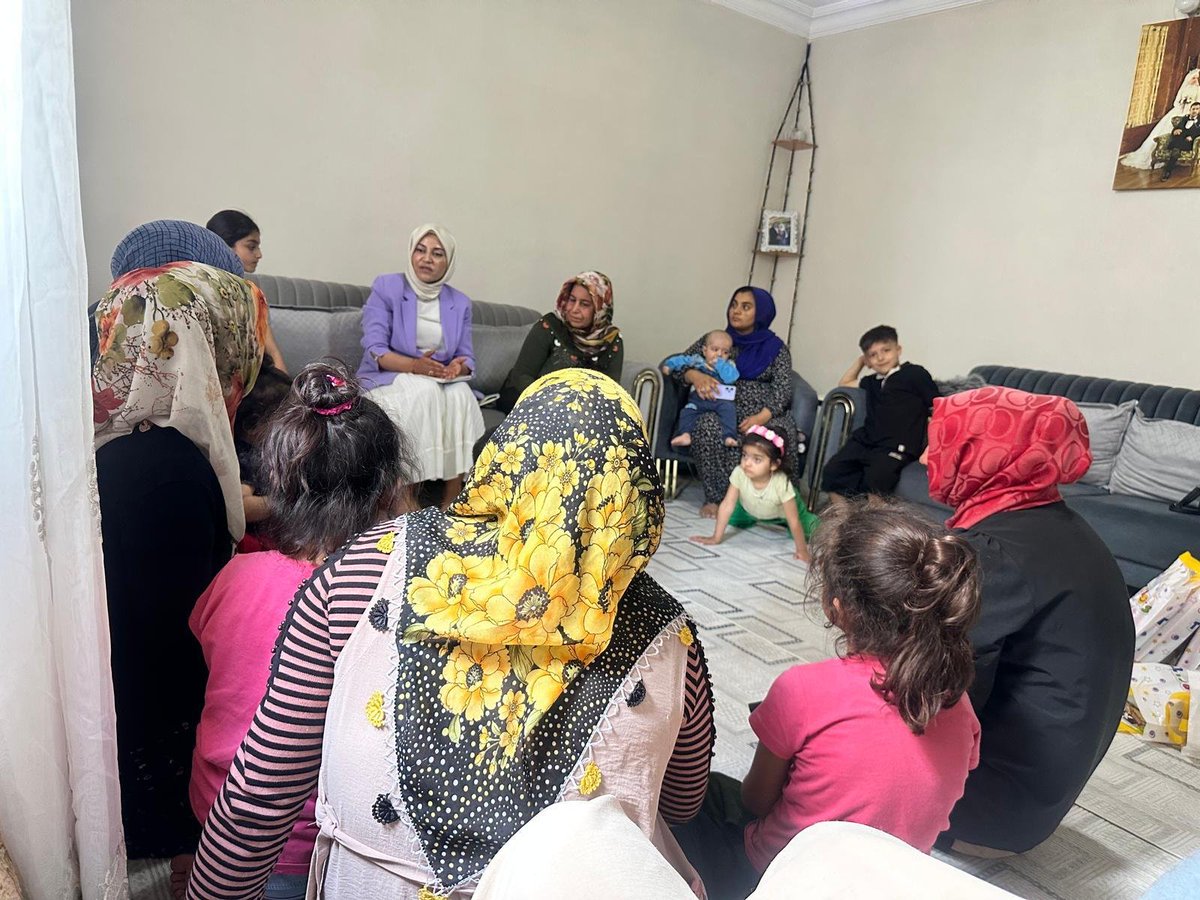 KADEMUrfa's tweet photo. Aileleri ziyaret ederek devletimizin kadınlara ve ailelere yönelik sunduğu sosyal destekler hakkında bilgilendirmelerde bulunduk.
Ziyaretlerimizde ailelerle sohbet ettik, talep ve ihtiyaçlarını dinledik. "Sosyal Destekler ve Kamuya Erişim" kitapçığımızı kendileriyle paylaştık. https://t.co/Xi1xbEupq8