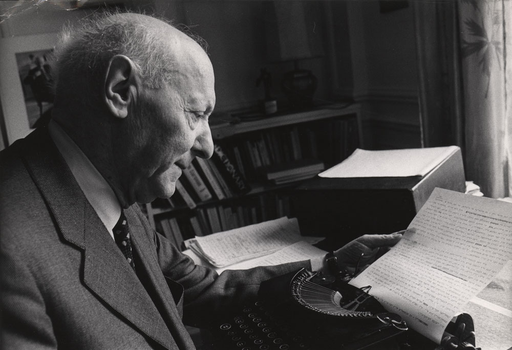 mariobianchi18's tweet photo. Il #14luglio 1905 nasceva #IsaacSinger. Figlio di un rabbino, a 16 anni scriveva in yiddish; per fuggire alle persecuzioni fuggì negli Usa. Ha raccontato ai bambini le semplici, poetiche e umoristiche storie dei vecchi ghetti, in un universo di favolosa saggezza. Nobel nel 1978. https://t.co/Sbjnht7Kz2