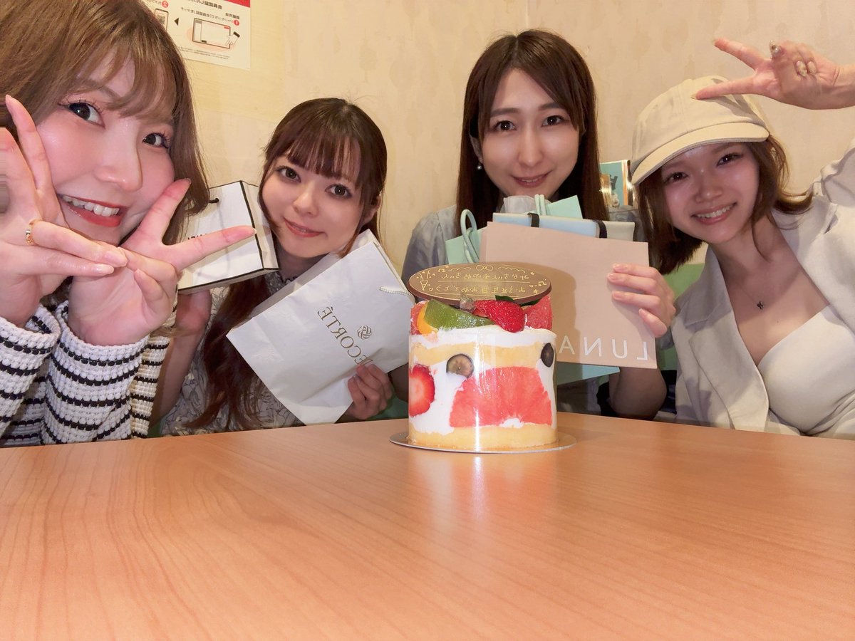 MiyaAichan's tweet photo. 明日🪧7月15日（水）は
👑マイホーム👑
#キング千本店 におじゃまします🙌✨

またまたみかちゃんと
応援来店に📣 ࠥ-

みんなできんぶた行ってきたし
明日もがんばるぞ✊🔥

#PR　#DMM　#応援来店 https://t.co/rvpG8Ynr23