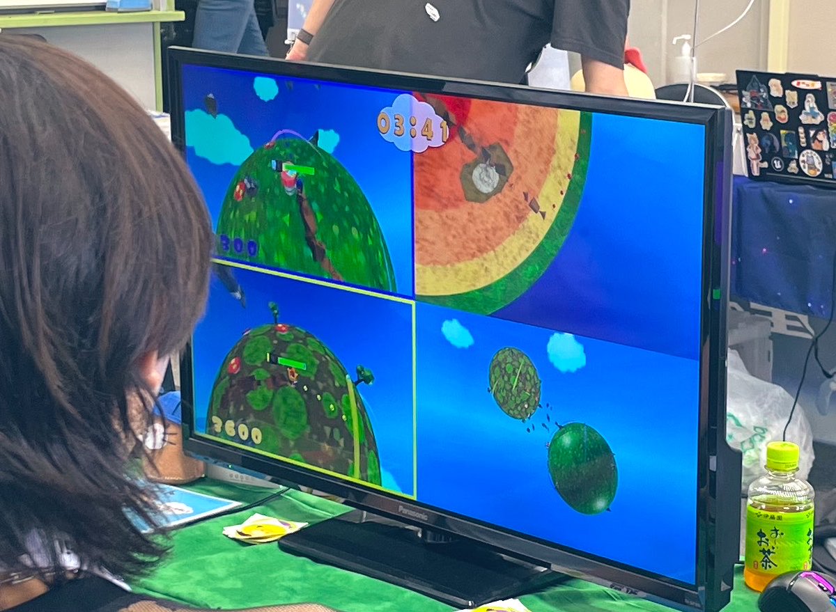 Maruchu's tweet photo. #OpenGameFest
見た目がキャッチー 「もぐらんぶる!」。
他プレーヤーとポイントを奪い合うというゲームだけど、ステージが球体で なかなか難易度の高いプログラムしててビビる。
モグラが地中に潜るとステージが断面図になって、それがケーキの見た目とかで アートも凝ってて楽しい。 🎂 https://t.co/7iQNrBvs3t