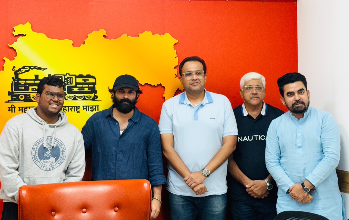 MeGajananKale's tweet photo. जागतिक विक्रमवीर नवी मुंबईकर अंशुमनच्या पाठीवर अमितसाहेबांची कौतुकाची थाप ...

नवी मुंबईच्या सुपुत्राने अंशुमन झिंगरनने यांनी जपानमधील त्सुगारू सामुद्रधुनी पार करून जगातील सर्वात कमी वयात 'ओशन्स सेव्हन' हे आव्हान पूर्ण करत नवी मुंबईसह संपूर्ण भारताचे नाव जागतिक स्तरावर अभिमानाने उज्ज्वल केले.

या अभूतपूर्व आणि ऐतिहासिक कामगिरीबद्दल मनसे नेते अमितसाहेब ठाकरे ह्यांच्या हस्ते आज अंशुमन झिंगरनने ह्याचा विशेष सत्कार करण्यात आला ह्यावेळी त्याचे प्रशिक्षक छत्रपती पुरस्कार विजेते श्री. गोकुळ कामत उपस्थित होते.

अंशूमन तुझा अभिमान आणि पुढील वाटचालीस मनःपूर्वक शुभेच्छा !! ...