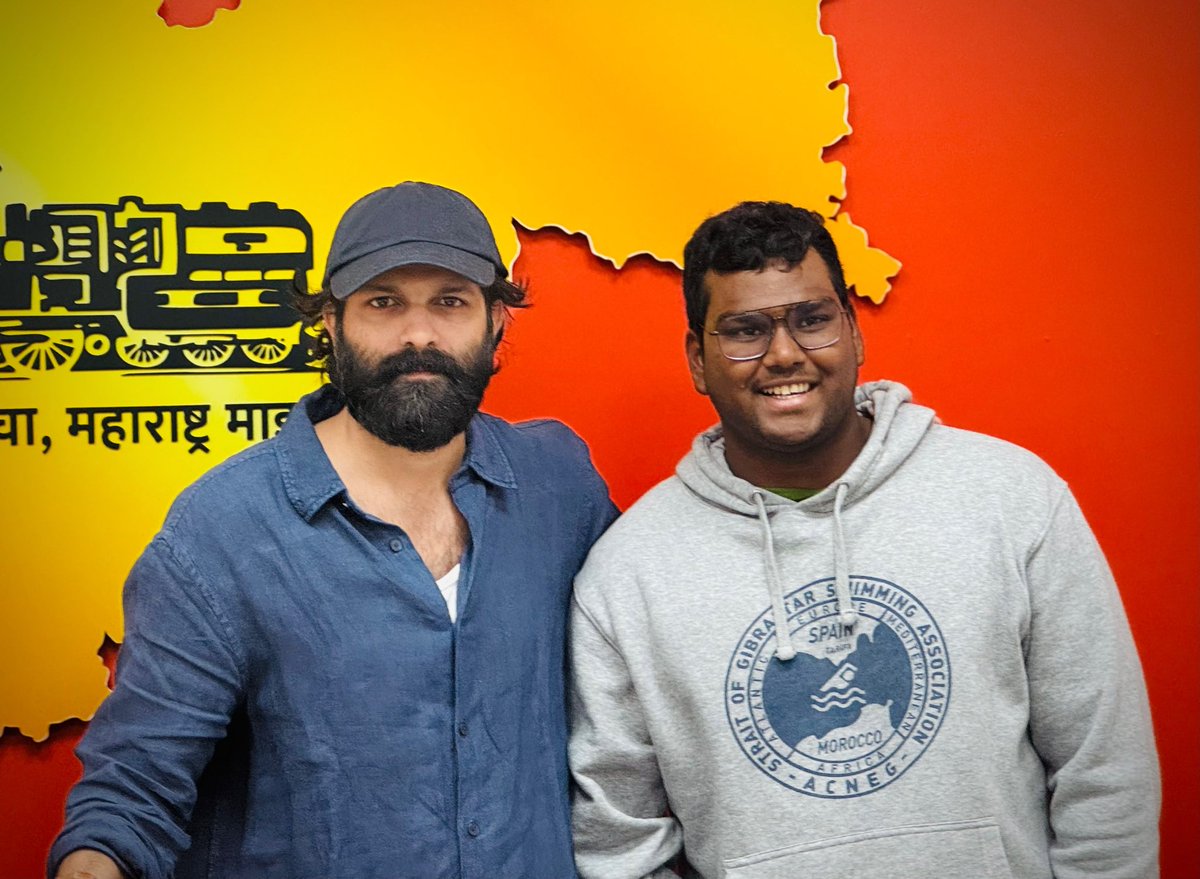 MeGajananKale's tweet photo. जागतिक विक्रमवीर नवी मुंबईकर अंशुमनच्या पाठीवर अमितसाहेबांची कौतुकाची थाप ...

नवी मुंबईच्या सुपुत्राने अंशुमन झिंगरनने यांनी जपानमधील त्सुगारू सामुद्रधुनी पार करून जगातील सर्वात कमी वयात 'ओशन्स सेव्हन' हे आव्हान पूर्ण करत नवी मुंबईसह संपूर्ण भारताचे नाव जागतिक स्तरावर अभिमानाने उज्ज्वल केले.

या अभूतपूर्व आणि ऐतिहासिक कामगिरीबद्दल मनसे नेते अमितसाहेब ठाकरे ह्यांच्या हस्ते आज अंशुमन झिंगरनने ह्याचा विशेष सत्कार करण्यात आला ह्यावेळी त्याचे प्रशिक्षक छत्रपती पुरस्कार विजेते श्री. गोकुळ कामत उपस्थित होते.

अंशूमन तुझा अभिमान आणि पुढील वाटचालीस मनःपूर्वक शुभेच्छा !! ...