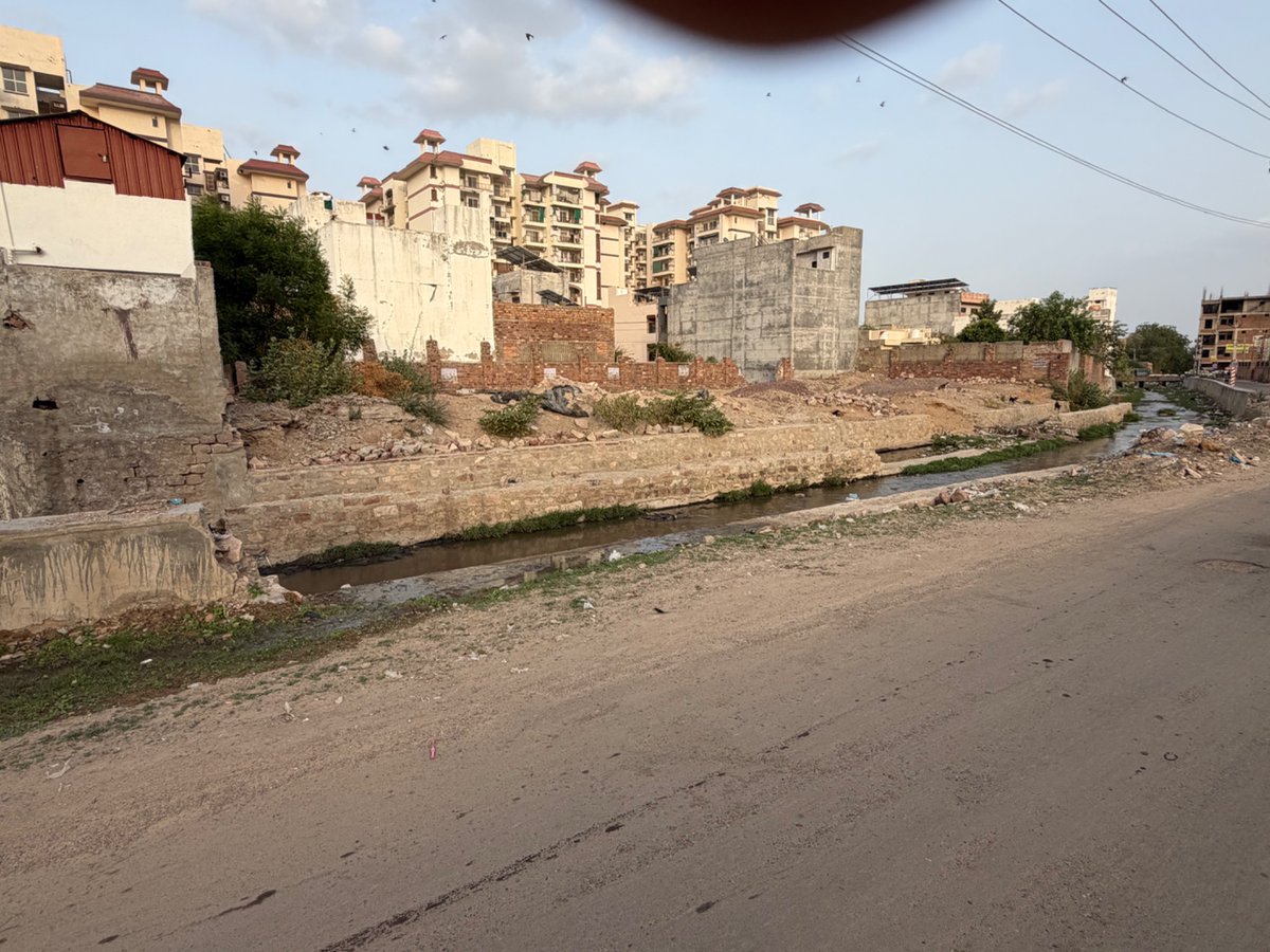 iVimaljain's tweet photo. Double engine Govt in Jodhpur Rajasthan! Jodhpur Nagar Nigam is waiting for some innocent lives to lost before they can start constructing boundaries for this drain/Nala! Govt need to convert Narak Nigam in to private entity so that employees of it start working! https://t.co/QmljQpyK15
