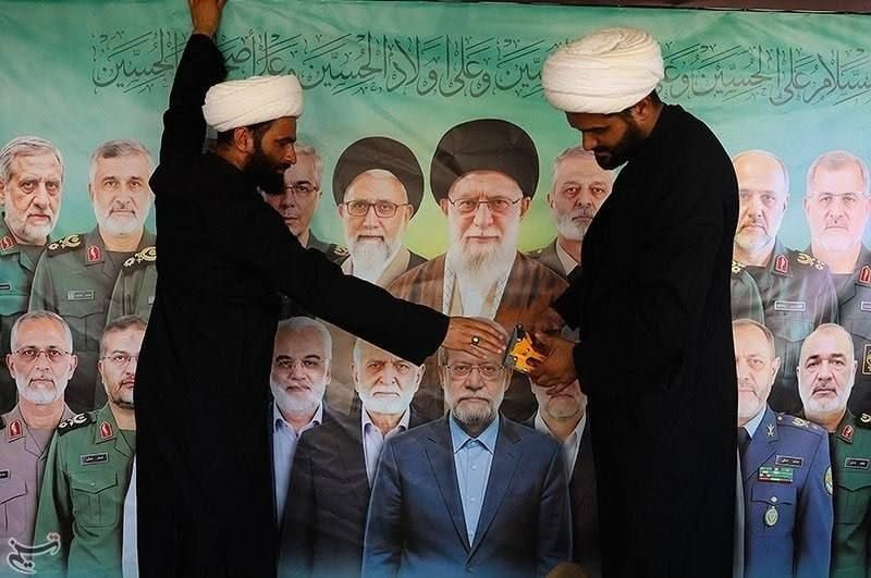 hosainini821's tweet photo. 🔴خدا زیاد کنه، بنر نیست که. منوی رستورانه.😂😂 https://t.co/VT4EKCfjdV