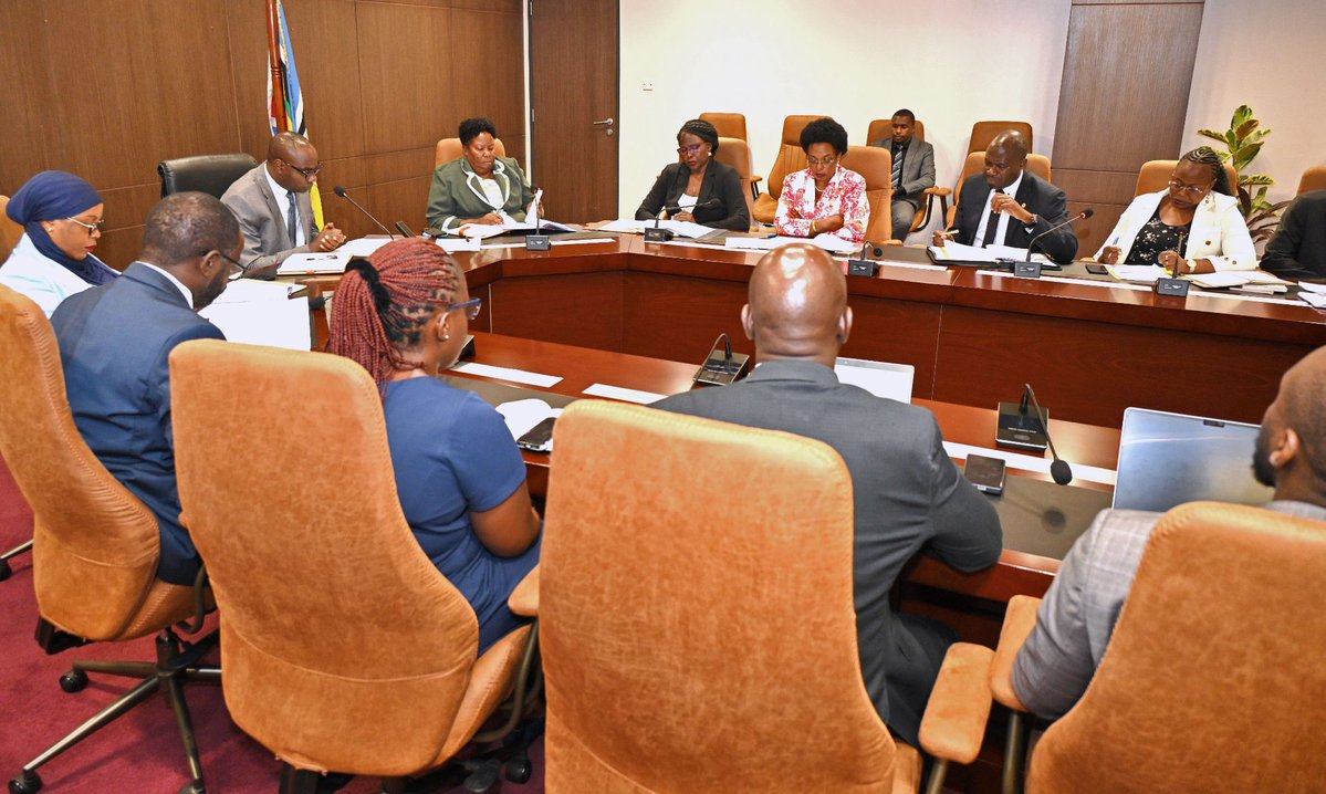 henrymusasizi1's tweet photo. Together with the Minister of State for General Duties, @HonCissyMulondo and Minister of State for Privatization and Investment @AminahMukalazi have had an entry meeting with the Board of Directors and Management of Insurance Regulatory Authority (IRA) of Uganda.

The @IraUganda team was led by the Board Chairperson Ms. Keto Nyapendi Kayemba and the Acting Chief Executive Officer (CEO) Dr Sande Protazio.

I noted that the Insurance sector should play an active role in risk advisory for government projects to mitigate the risks, and also support in raising long term patient capital for investment especially under the tenfold growth strategy. 

The sector should participate actively in government barazas to ensure people understand the insurance sector, in addition to promoting an open-door policy to popularize insurance.

The CEO  presented the current state of the insurance industry which he said continues to demonstrate resilience and positive growth. He said the industry grew by 14.7% with Gross Written premium surpassing UGX 2 trillion in 2025 and total industry assets increasing to UGX 3.46 trillion.