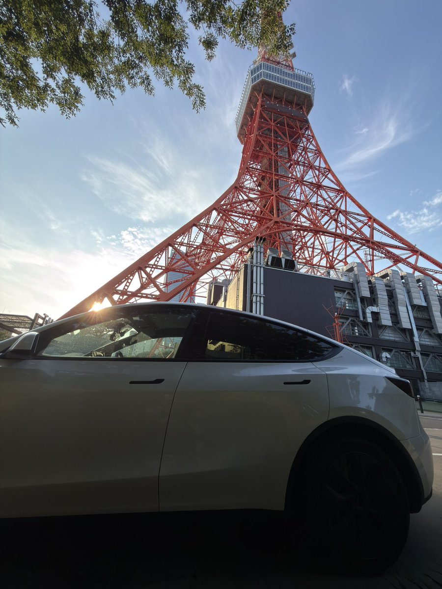 linbinghe's tweet photo. 見上げる東京タワーと、足元のTesla https://t.co/ebIRr2K0Ar