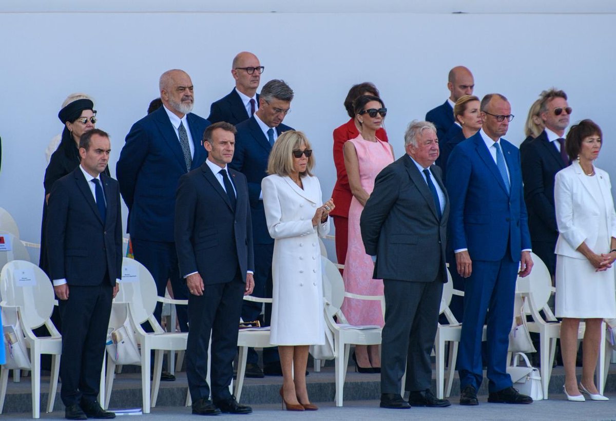 NicusorDanRO's tweet photo. C'est avec un plaisir tout particulier que je me joins ce 14 juillet, à Paris, aux cérémonies de la Fête nationale de la France, à l'invitation du Président Emmanuel Macron. En cette année du centenaire du Traité d'amitié franco-roumain, nous réaffirmons ainsi notre Partenariat stratégique et l'amitié privilégiée entre la Roumanie et la France, fondés sur une coopération approfondie aux niveaux politique, économique et sécuritaire. Je suis heureux et fier que les militaires de la  30e Brigade Garde « Mihai Viteazul » participent, aux côtés de leurs camarades français et de nombreux autres pays alliés et partenaires, au défilé des Champs-Élysées. C'est là une preuve supplémentaire de l'amitié roumano-française et de notre solidarité alliée. @EmmanuelMacron