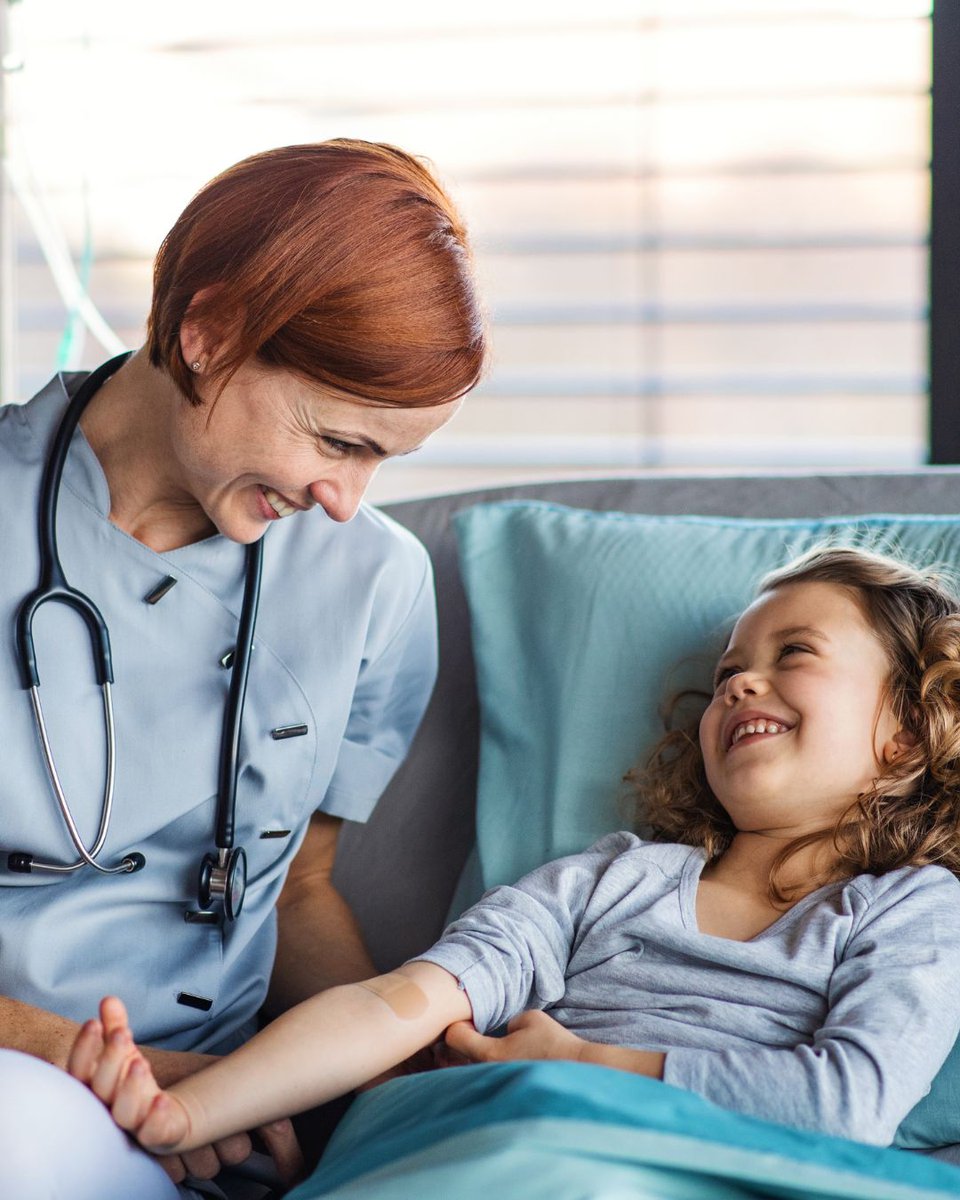 FTheodora's tweet photo. 🩺 Hoy es el Día Internacional del Auxiliar de Enfermería. Nuestros Doctores Sonrisa comparten pasillos y momentos con ellos cada semana y saben lo mucho que hay detrás: dedicación, humanidad y una vocación que no se improvisa. Gracias. 🧡

#FundaciónTheodora #DoctoresSonrisa https://t.co/ihQp8Eng0K